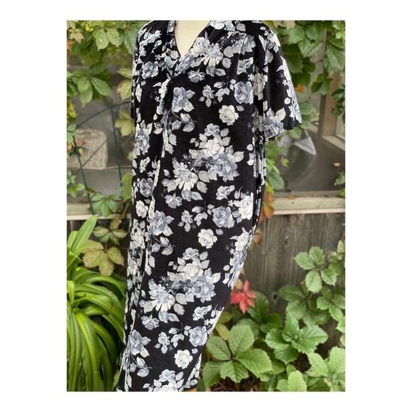 1980s Vanity Fair Black Floral Velour Housecoat 3/4 Zip Short Sleeve Tassel Robe - Picture 8 of 8